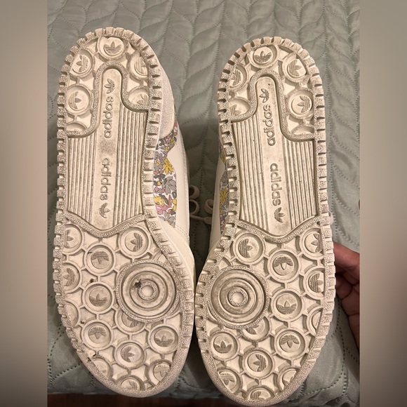 Converse Sneakers with Floral Details - Picture 8 of 8